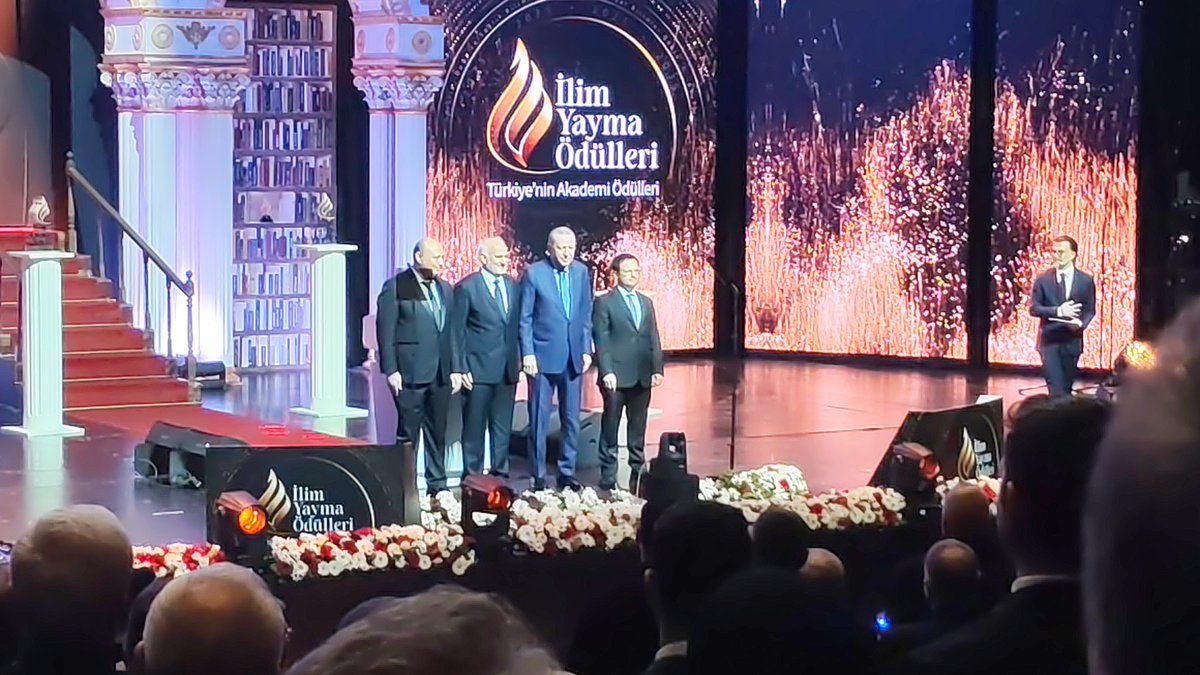 medullitus's tweet photo. Ödül töreninde "Neden bizim de Nobelimiz olmasın?" sorusu ve ödüllerin dünyaya açılacağının haber verilmesi, büyük bir akademik atılımın işaret fişeğiydi. Bu hedeflere koşan bir vakfın üniversitesinde doktora yapmaktan gurur duydum. Yolumuz açık olsun!🇹🇷📚 #İlimYaymaÖdülleri #İZÜ https://t.co/qutozTeHcG