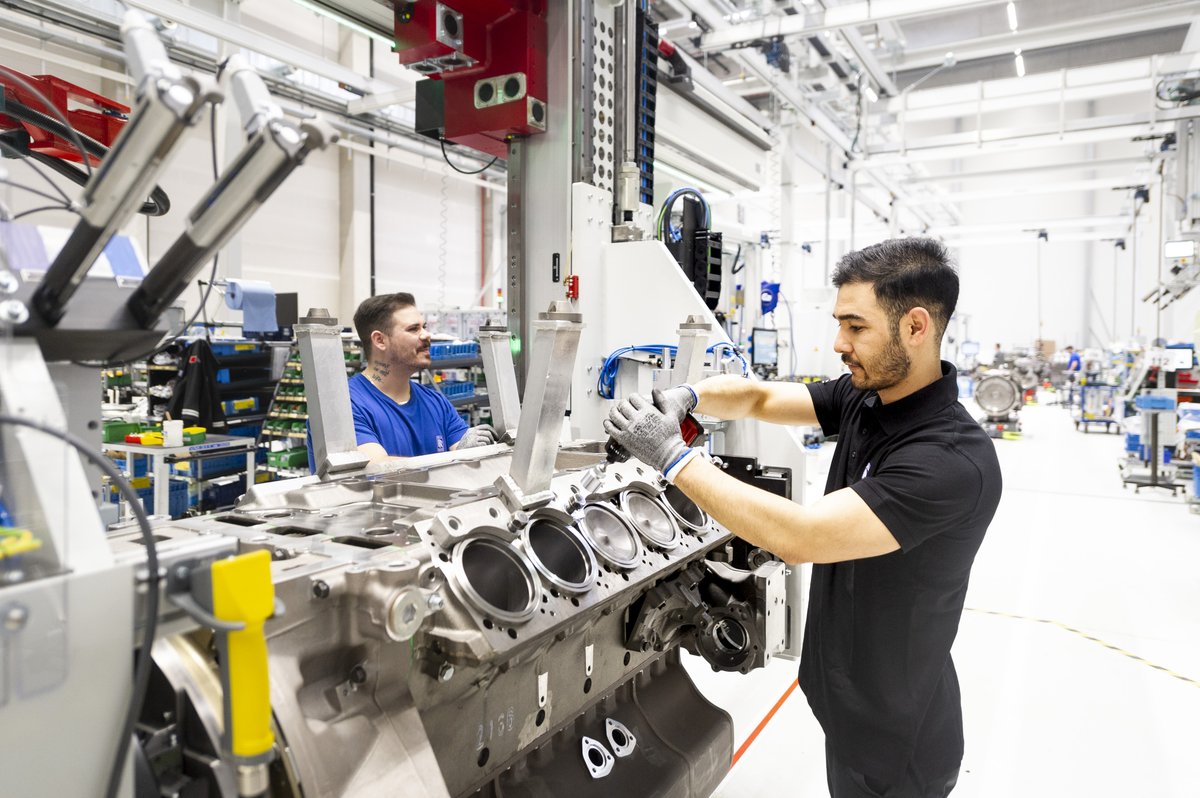 RollsRoyce's tweet image. Our #mtuSolutions #Series2000 has set the benchmark for high-performance, reliable and efficient #DieselEngine technology for over six decades, supporting marine, mining and mission-critical power applications. Find out more: ow.ly/B9nq50XzXjU