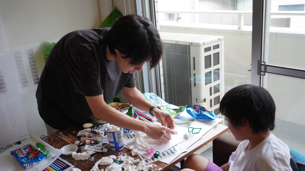 【#アニメスタジオ日記 235-7日目】
作画参考用の工作を実際に作っている様子です。
子供特有の独創性をモチーフにおいても再現するために、普段は動きの演技をしてくれている子役の方にスタジオに来てもらい、工作をしてもらった際の写真です
どんなものが完成するでしょうか・・