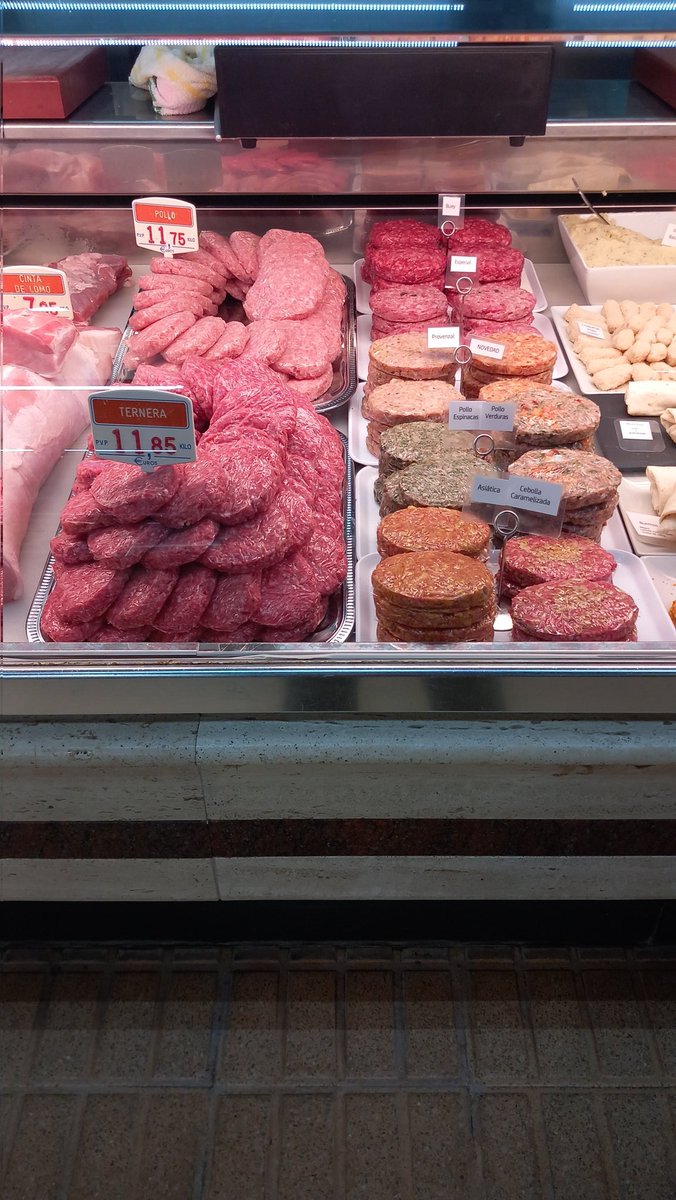 PepGranellTrave's tweet photo. Carnes Royo #castellon 
En el #mercatcentral, las #burger son las mejores que conozco por esta zona. 
No duden en ir comprando ya que luego son todo prisas y clavadas de cara la #Navidad 
😉💪🐖🐂
#Twitter #Carnicería #gastrolovers #Mercados #meatlover #carn #carne #Foodies #eat https://t.co/kLPZQ28FBE