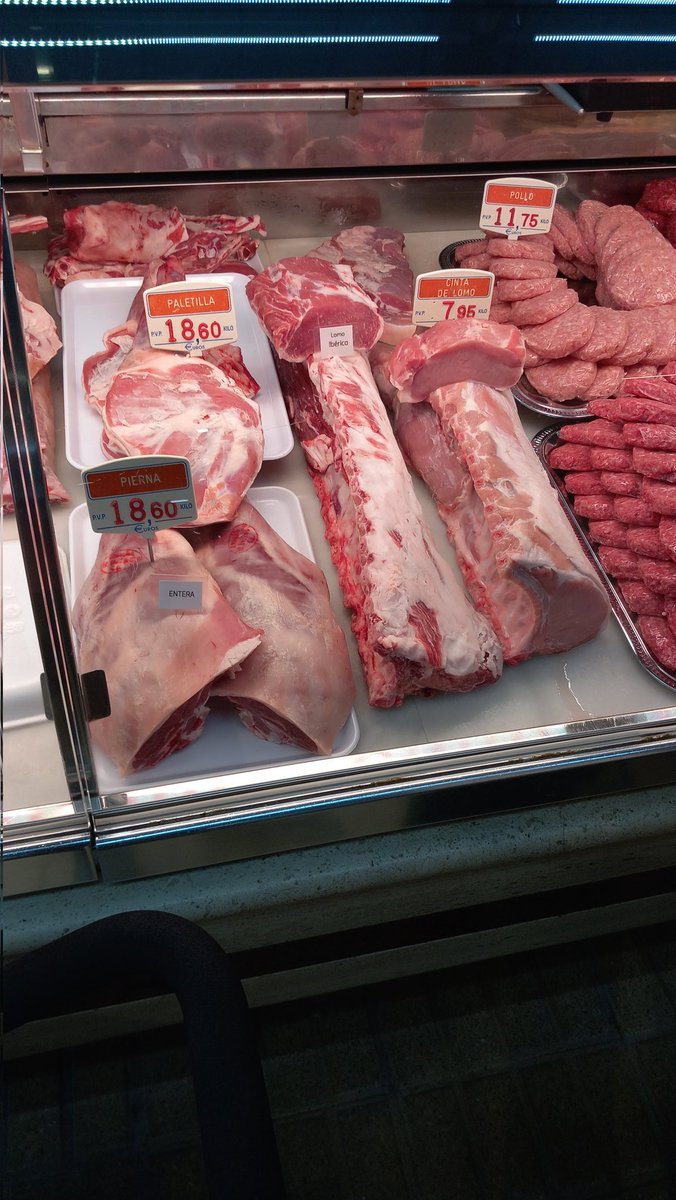 PepGranellTrave's tweet photo. Carnes Royo #castellon 
En el #mercatcentral, las #burger son las mejores que conozco por esta zona. 
No duden en ir comprando ya que luego son todo prisas y clavadas de cara la #Navidad 
😉💪🐖🐂
#Twitter #Carnicería #gastrolovers #Mercados #meatlover #carn #carne #Foodies #eat https://t.co/kLPZQ28FBE
