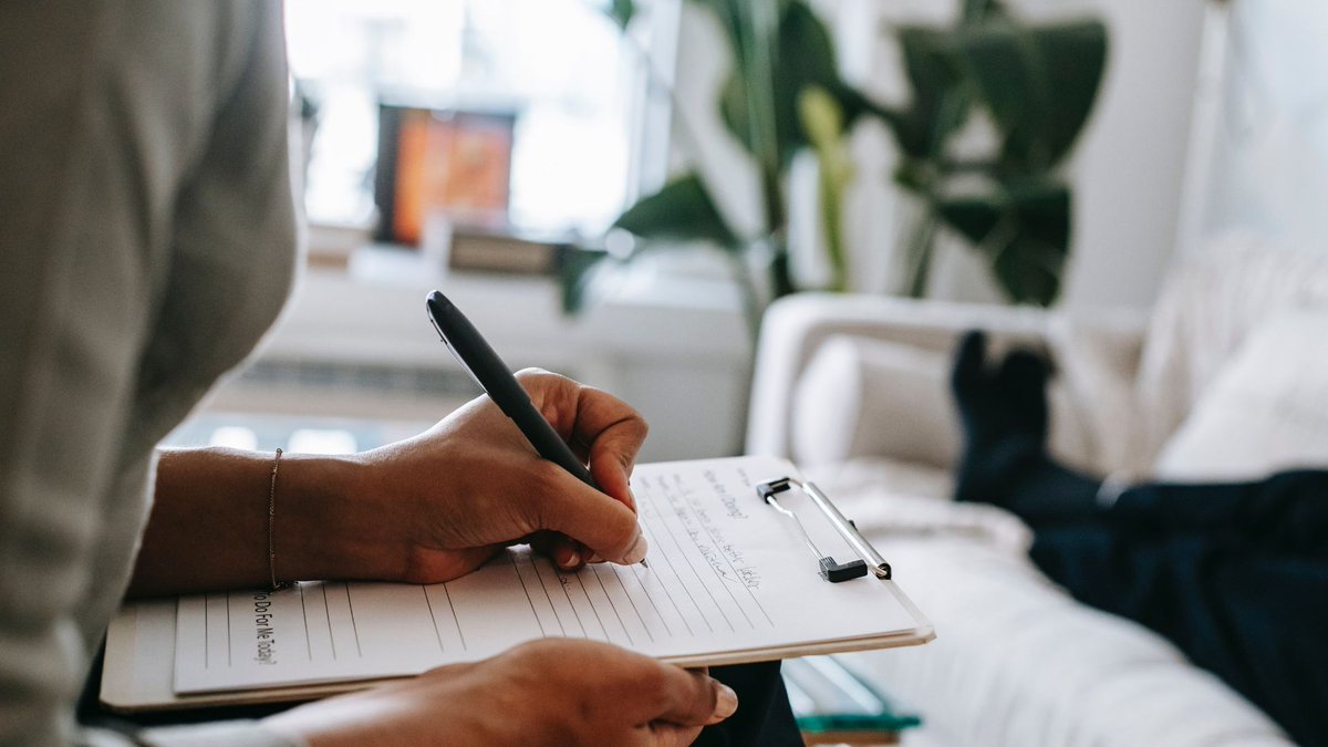 الطبيب النفسي سواء كان هو مسلم غير مسلم اذا جائه شخص مسلم للعياده يعاني من الاكتئاب قد يوصيه بالعبادات مثل الصلاة وغيرها كجزء من خطة العلاج... وهذا مثبت بالادله والقوانين في الطب النفسي