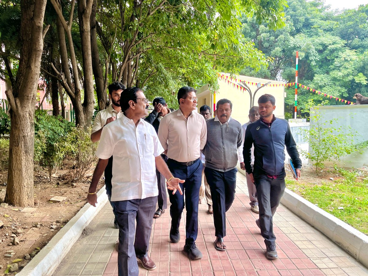 KJGeorgeOffice's tweet image. #SarvagnaNagarConstituency:

#WorkUpdate: As per the directions of Hon’ble Minister for Energy Shri. @thekjgeorge Ji, officials from the MLA Office, along with local leaders, inspected Dr. Rajkumar Park in #KammanahalliWard.

The park is being upgraded with an open amphitheatre,…