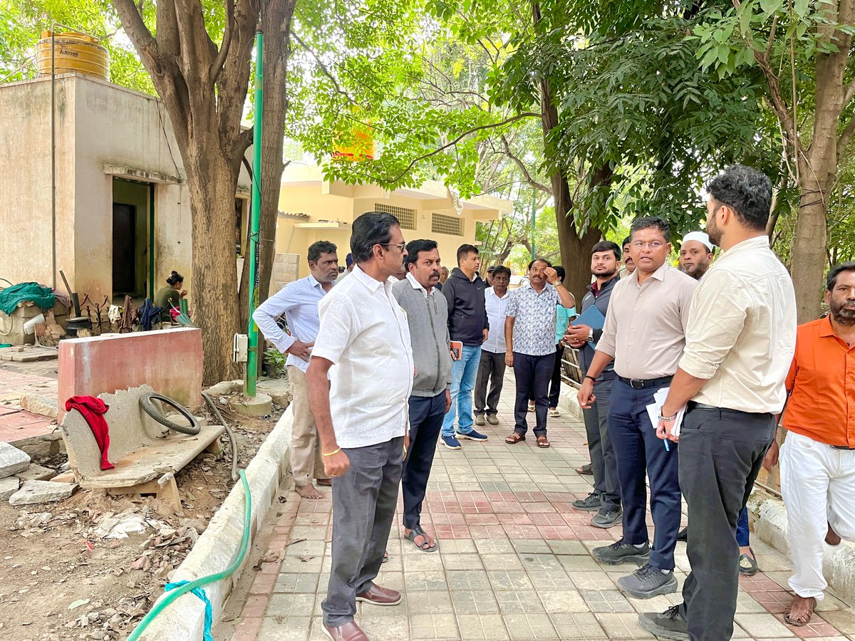 KJGeorgeOffice's tweet image. #SarvagnaNagarConstituency:

#WorkUpdate: As per the directions of Hon’ble Minister for Energy Shri. @thekjgeorge Ji, officials from the MLA Office, along with local leaders, inspected Dr. Rajkumar Park in #KammanahalliWard.

The park is being upgraded with an open amphitheatre,…