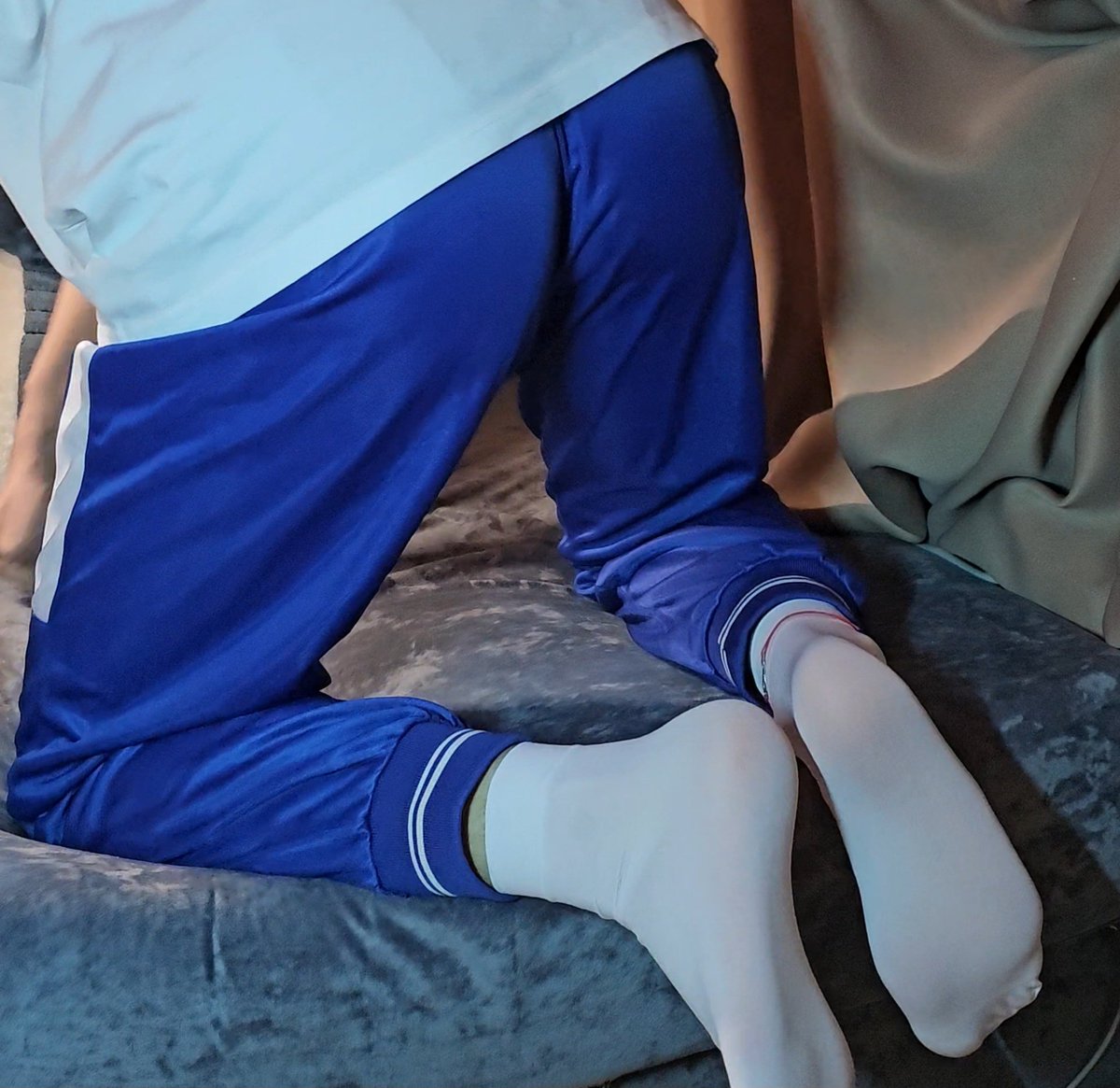 Milejiang's tweet photo. 穿着滑料西山校服，短白丝紧紧包裹着双腿，乖乖地跪在床边，屁股高高翘起……只为了等待主人回来，检查作业，然后给出今晚的奖励～  
主人快点回来嘛，人家已经把短白丝穿得这么乖了哦(˵¯͒〰¯͒˵)
#校服弟弟 #狗奴男m #囚禁 #贞操锁控制 https://t.co/TSSFKq3lUK
