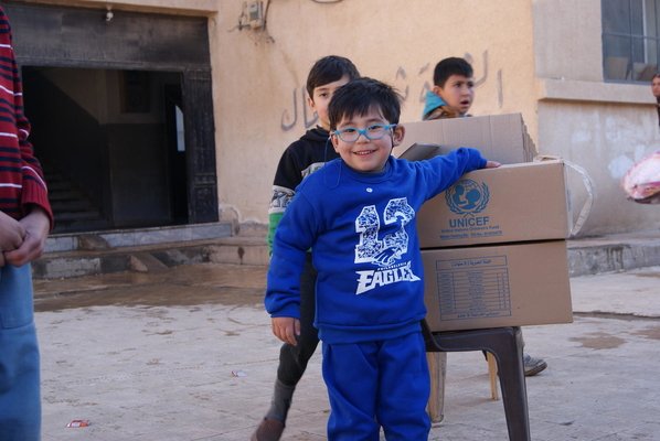Se acerca el invierno y tenemos que proteger a la infancia afectada por conflictos y catástrofes. Entre 2016 y 2018, con el apoyo de <a href="/MadridPSociales/">Políticas Sociales, Familia e Igualdad</a>, pudimos repartir ropa de invierno a más de 34.800 niñas y niños sirios afectados por la guerra #30AñosSolidaridadMadrileña
