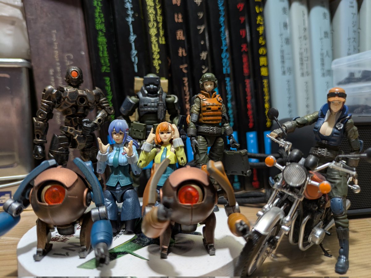 mzoj2cl's tweet image. チームメンバー揃ったので
初めての集合写真！！
５人＋ロボ３体のチーム(初期メンバ)
いつかヘキサギア フリービルドに投稿できるようジオラマ頑張ります!
#ヘキサギア