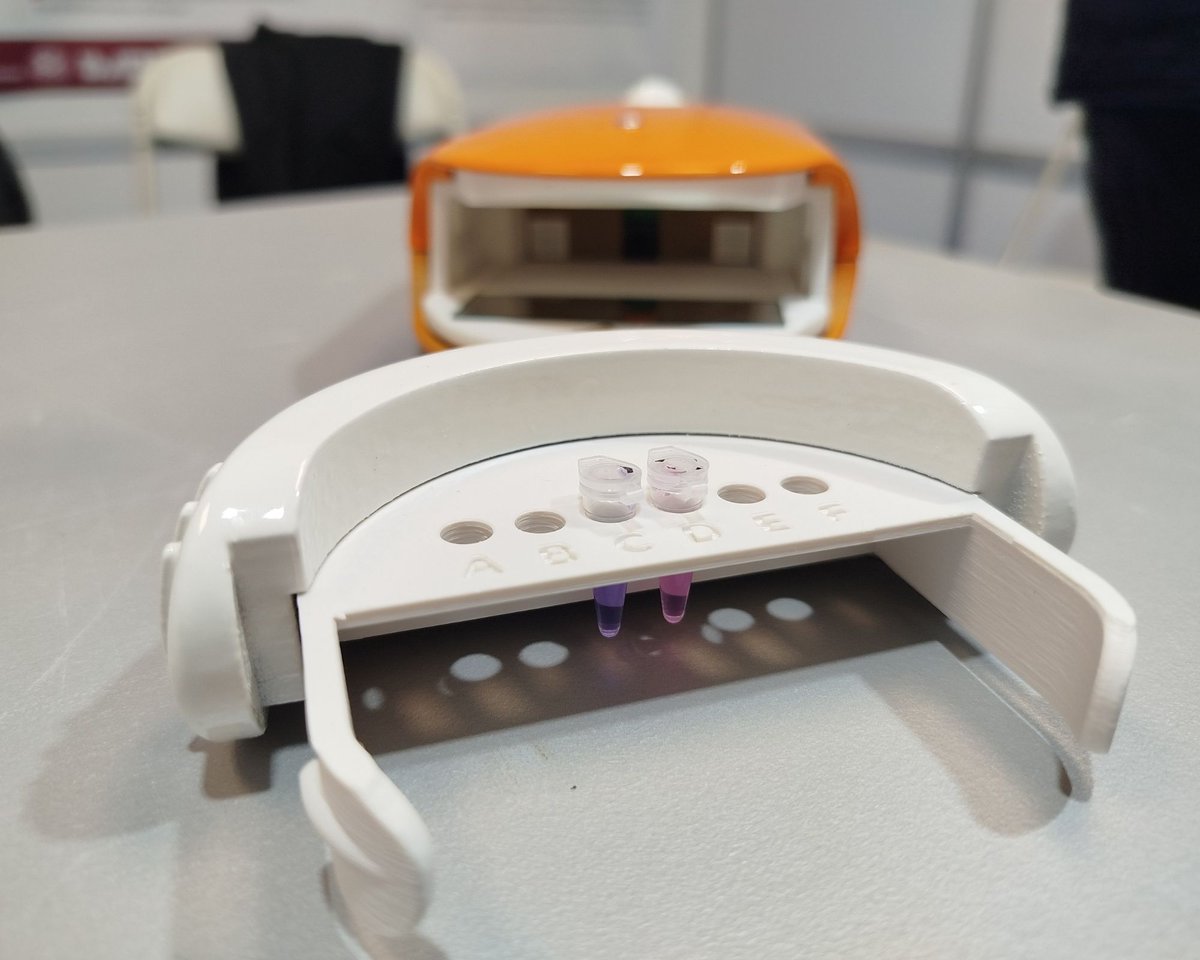 ElectraGizeli's tweet photo. 📢 The Gizeli Group joined #InnoDays Crete 2025, showcasing our rapid 35-min #Salmonella test using gold nanoparticles for simple, equipment-free color detection. Great discussions on biosensors, One Health, and our EU projects: #DxHub, @aquabiosens &
@UniHealth_. https://t.co/owp7MgkqG3