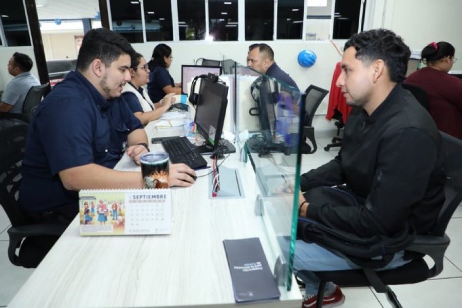 ASTRAMcomunity's tweet image. El ministro de Trabajo @RolandoCastroSv informa que todas las personas en busca de una oportunidad laboral pueden acercarse este lunes a una nueva jornada de Lunes de Empleo.

Este programa se ha convertido en una herramienta clave que está transformando la vida de miles de…