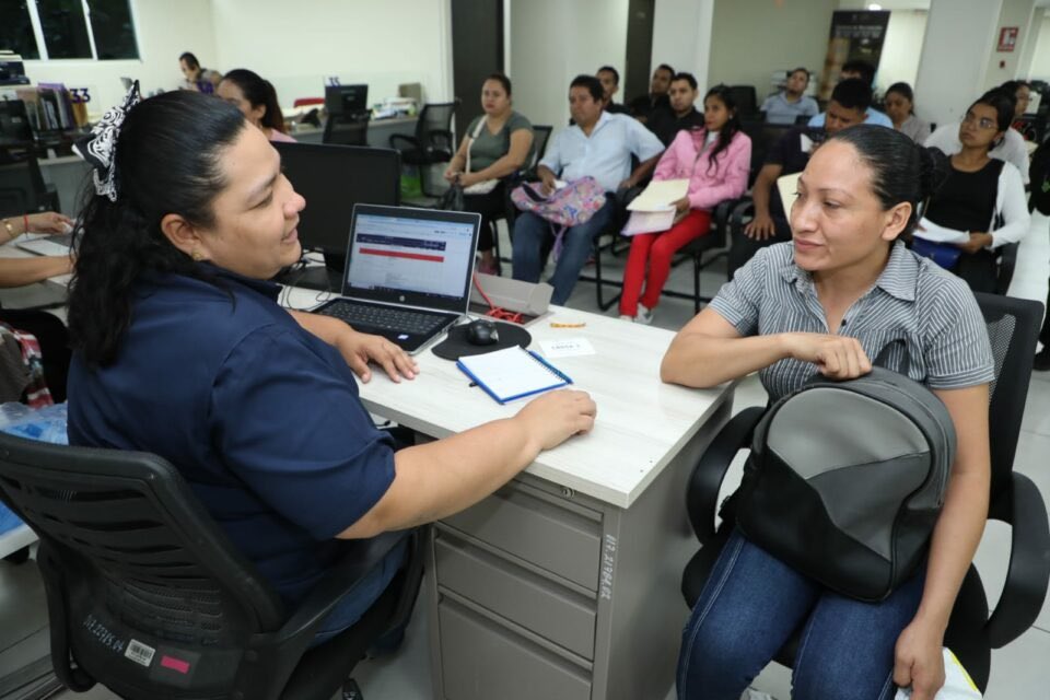 ASTRAMcomunity's tweet image. El ministro de Trabajo @RolandoCastroSv informa que todas las personas en busca de una oportunidad laboral pueden acercarse este lunes a una nueva jornada de Lunes de Empleo.

Este programa se ha convertido en una herramienta clave que está transformando la vida de miles de…