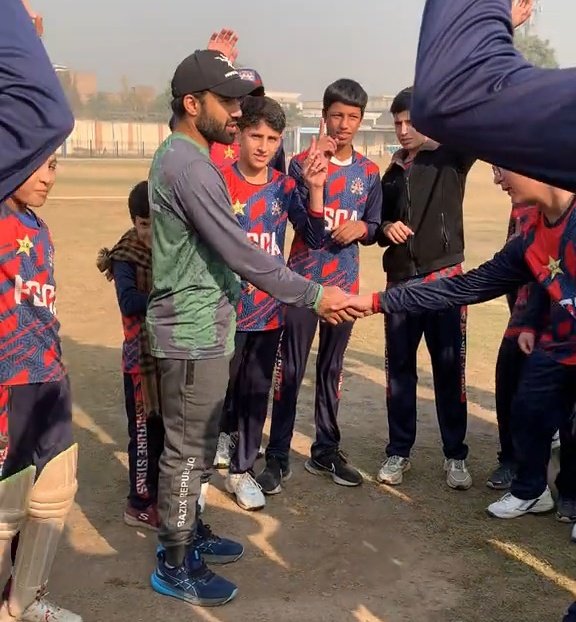 ArfaSays_'s tweet image. محمد رضوان اپنا انٹرنیشنل کرکٹ کا تجربہ صرف اپنے ساتھی کھلاڑیوں یا ڈومیسٹک کرکٹرز تک ہی محدود نہیں رکھتے، بلکہ مستقبل کے کرکٹرز کے ساتھ بھی وقتاً فوقتاً مختلف کلبز کا دورہ کرکے اپنے تجربات شیئر کرتے رہتے ہیں۔ رضوان پاکستان کرکٹ کے اصل ہیرو ہیں!👏🏾 #PakistanCricket #Peshawar