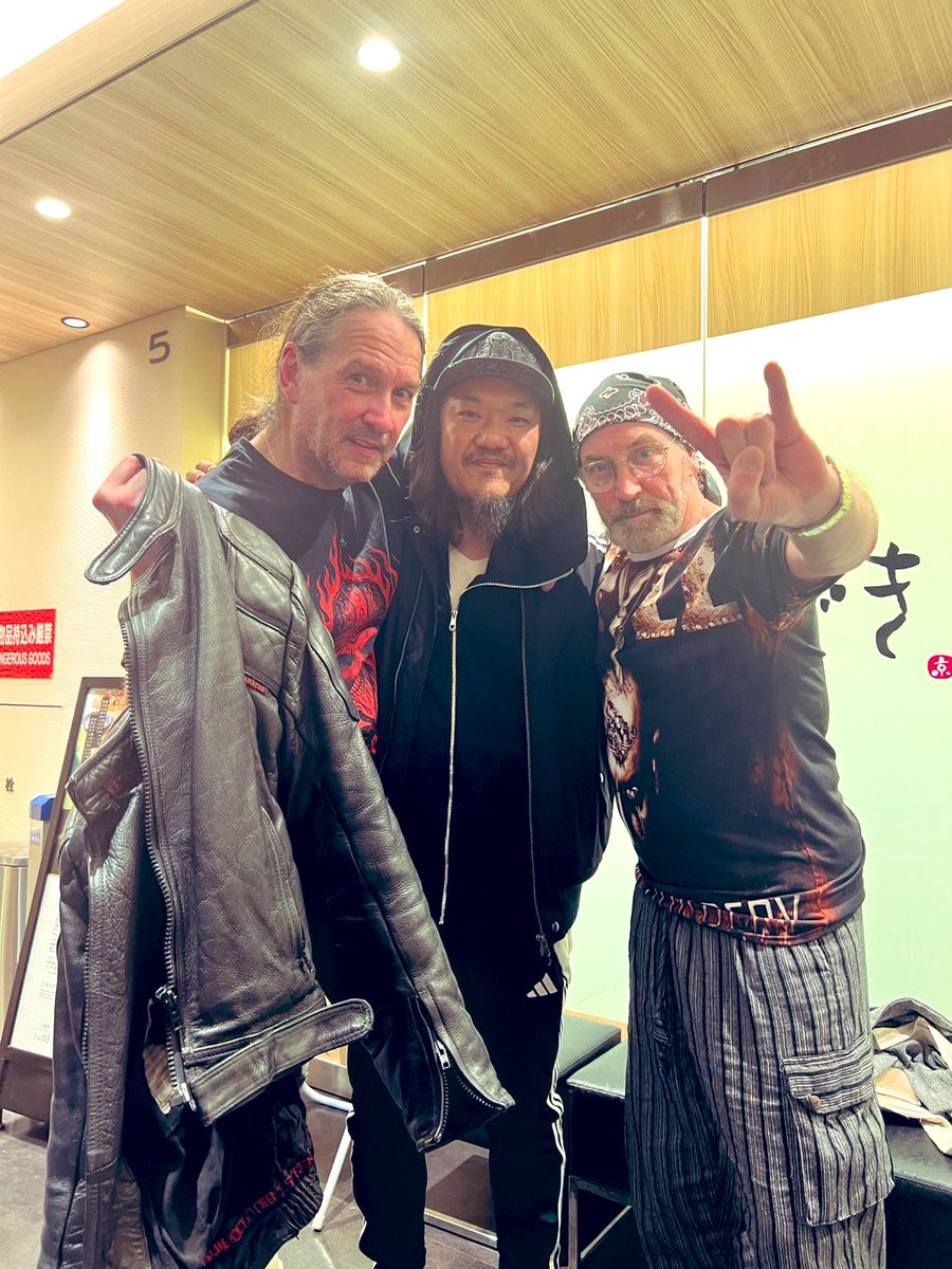 MANTASとABADDONと食事しながら笑った夜。
ステージでは全力でぶつかり、終われば肩を組む。
その瞬間が一番嬉しい。

Respect.