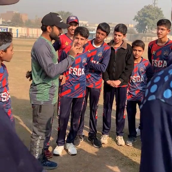 ArfaSays_'s tweet image. محمد رضوان اپنا انٹرنیشنل کرکٹ کا تجربہ صرف اپنے ساتھی کھلاڑیوں یا ڈومیسٹک کرکٹرز تک ہی محدود نہیں رکھتے، بلکہ مستقبل کے کرکٹرز کے ساتھ بھی وقتاً فوقتاً مختلف کلبز کا دورہ کرکے اپنے تجربات شیئر کرتے رہتے ہیں۔ رضوان پاکستان کرکٹ کے اصل ہیرو ہیں!👏🏾 #PakistanCricket #Peshawar