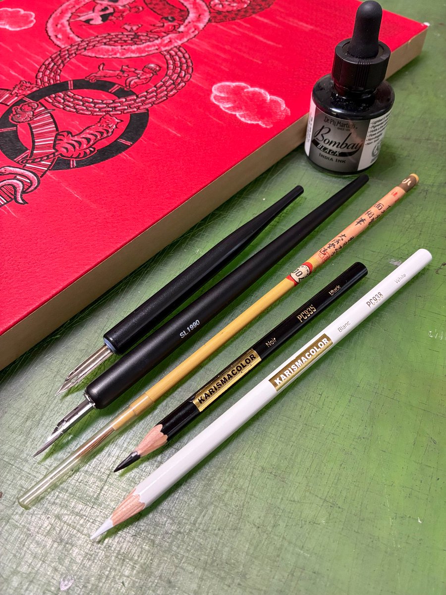 グループ展のDMイラストが無事に描き上がりました✨
今回使った道具は、色鉛筆2色・黒インク・Gペン・名村さんの筆です。
あとは、苦手なデータ作成〜💦
メンバーの名前やギャラリーの地図など、書き込みたい内容が多くて宛名面がぎゅうぎゅうです😅
#手描きイラスト
#DMさくせい