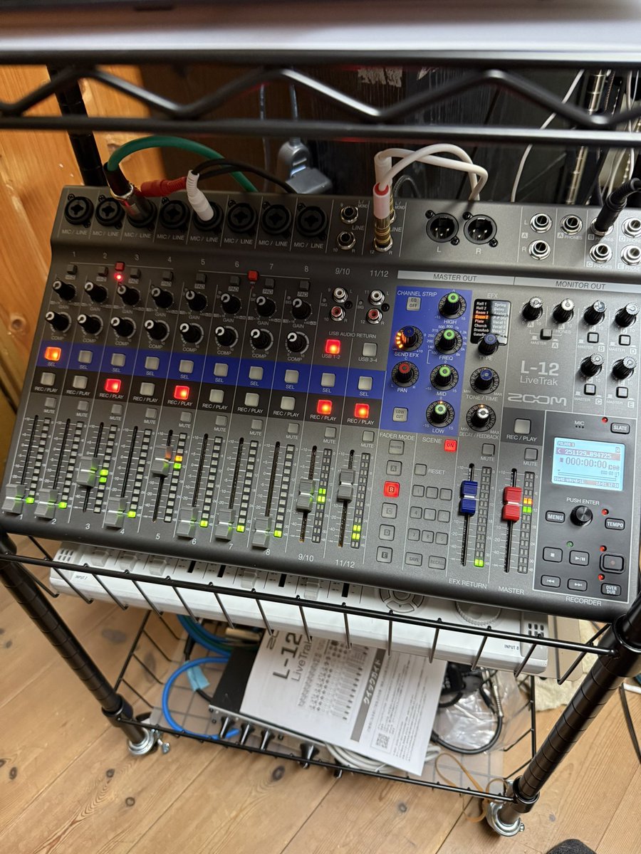 e_machine73's tweet image. zoom LiveTrack L-12は
iPhoneで使えると思いきや、
OUT方向のデフォルトルーティングに問題があり、TikTokLIVEには使えない
事が判明した。マスター出力が配信に乗らない。
どうにかならないものか。