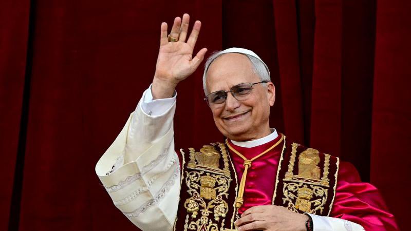 لماذا الشيعي في لبنان تتم محاربته واتهامه بالعماله لايران فقط لانه يتبع مرجعية اسلامية اسمه السيد الخامنئي 

بينما المسيحي في لبنان الذي يتبع البابا الفاتيكان الامريكي الجنسيه يكون الموضوع عادي وحرية دينية ؟