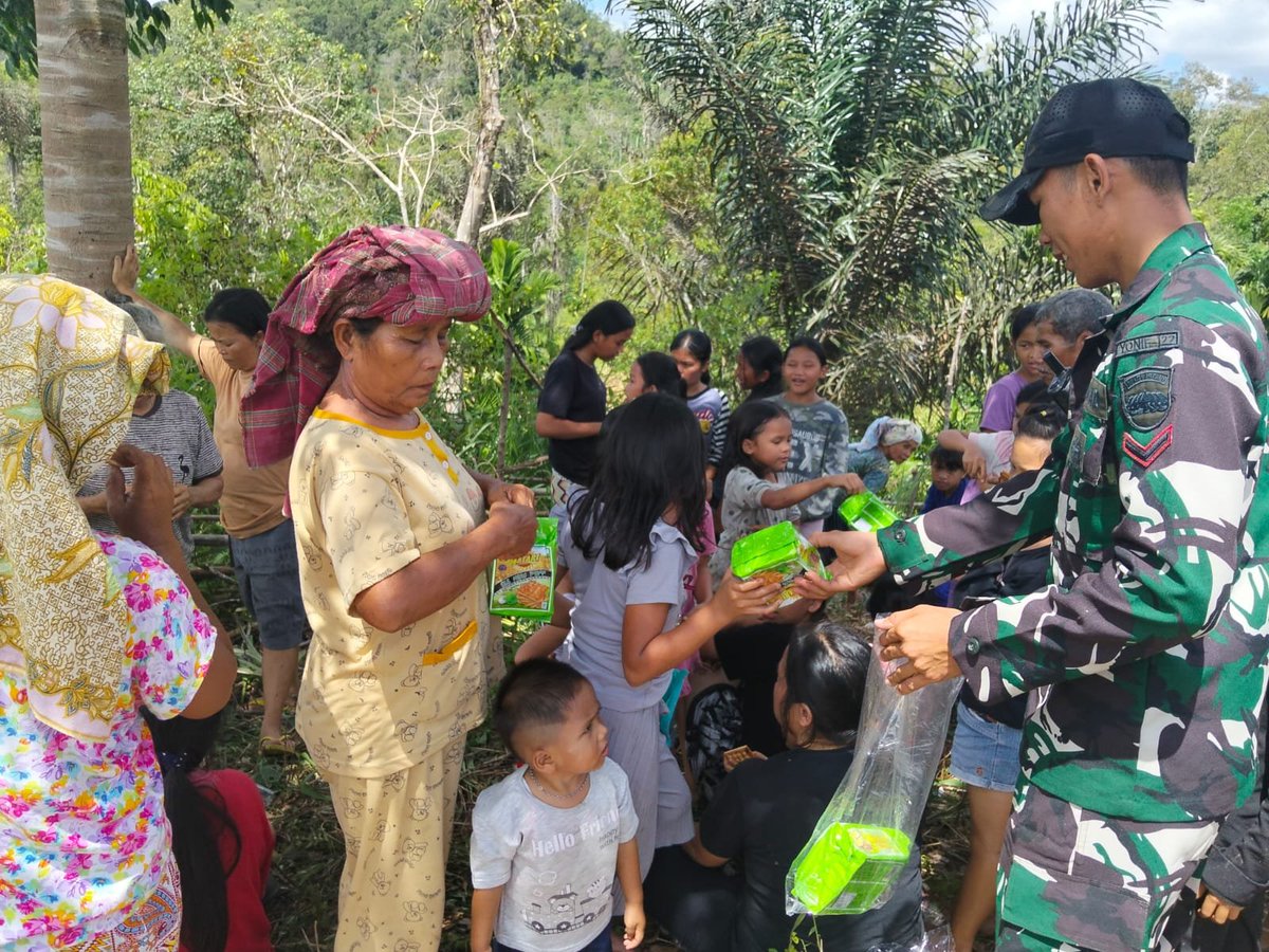 kodam1bb_'s tweet photo. Kodam I/BB melalui Satgas Bencana Yonif 122/Tombak Sakti Airdrop Bantuan ke Dua Desa Terisolir di Taput
Sumber: Pendam I/BB
#KodamIBB #SatgasBencana #Yonif122TombakSakti #AirdropBantuan
#Taput #TNIUntukRakyat #PeduliBencana #TanggapDarurat #PrayForSumut #BersamaKitaBisa https://t.co/xfQwvYHcJd