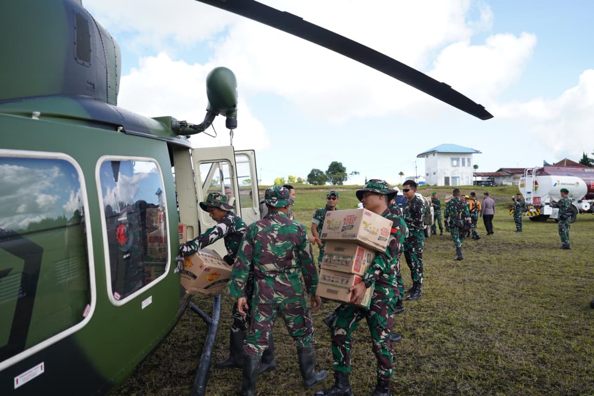 kodam1bb_'s tweet photo. Kodam I/BB melalui Satgas Bencana Yonif 122/Tombak Sakti Airdrop Bantuan ke Dua Desa Terisolir di Taput
Sumber: Pendam I/BB
#KodamIBB #SatgasBencana #Yonif122TombakSakti #AirdropBantuan
#Taput #TNIUntukRakyat #PeduliBencana #TanggapDarurat #PrayForSumut #BersamaKitaBisa https://t.co/xfQwvYHcJd