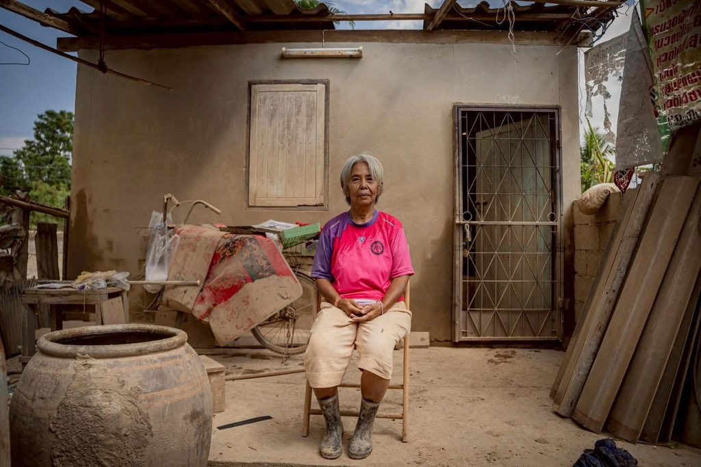 “หมดตัว” คำอธิบายที่ชัดเจนที่สุด สำหรับยายติ๋ว คนหาดใหญ่ดั้งเดิม ผ่านร้อนผ่านฝนมากว่า 75 ปี  ยายติ๋วบอกว่า สมบัติที่คนอื่นอาจไม่เรียกว่าสมบัติ จำพวก พัดลม กาน้ำร้อน ที่นอน เตาแก๊ส สูญหายพัดปลิวไปกับกระแสน้ำหมดแล้ว “ยายหมดตัวแล้วจริงๆ มันอาจดูเล็กน้อยสำหรับคนอื่น