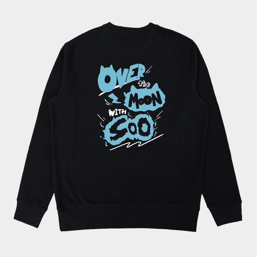 우린 저 달을 뛰어 넘어야 해! 🌝🐮 ✩*.ﾟ 

OVER THE MOON WITH SOO 가 다시 돌아온 기념으로 제작된 기모 맨투맨 알티 이벤트를 진행합니다 ʺ̤

⛤ 마지막 공연까지 #김수연 모린을 1 회 이상 관람하신 뿌끼 한 분에게 따뜻한 옷과 함께 온도를 전합니다… 💌