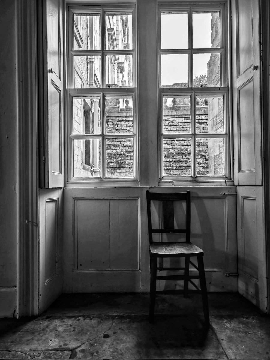 chrisbu03352910's tweet image. #AlphabetChallenge #WeekWforWindows 
#MonochromeMonday
School room Cannon Hall.....
📸