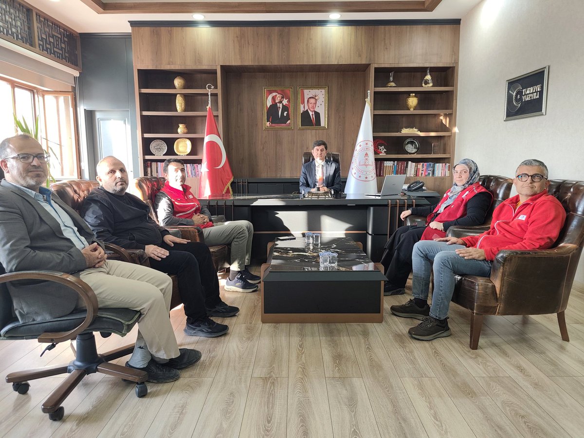 Kızılay Mardin Şube Başkanı Abdülmelik Şahin ve yönetim kurulu üyeleri, İl Millî Eğitim Müdürümüz Sayın Ali Eyyüpkoca'yı ziyaret ettiler. Nazik ziyaretleri için kendilerine teşekkür ederiz. 
<a href="/tcmeb/">Millî Eğitim Bakanlığı</a> 
<a href="/Yusuf__Tekin/">Yusuf Tekin</a> 
<a href="/tuncay_akkoyun/">Tuncay Akkoyun</a> 
<a href="/ali_eyyupkoca/">Ali Eyyupkoca</a>