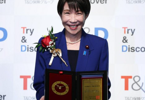 shirasaka_k's tweet image. 正直、気持ち悪い話だ。
企業もここまで高市総理に忖度するのか？と疑いたくなる。
流行語大賞が高市氏の『働いて働いて働いて働いて』だなんて、意味不明にも程がある。
もし本気で “世相を映す” つもりなら「存立危機事態」の方がよほど浸透していただろうに。…