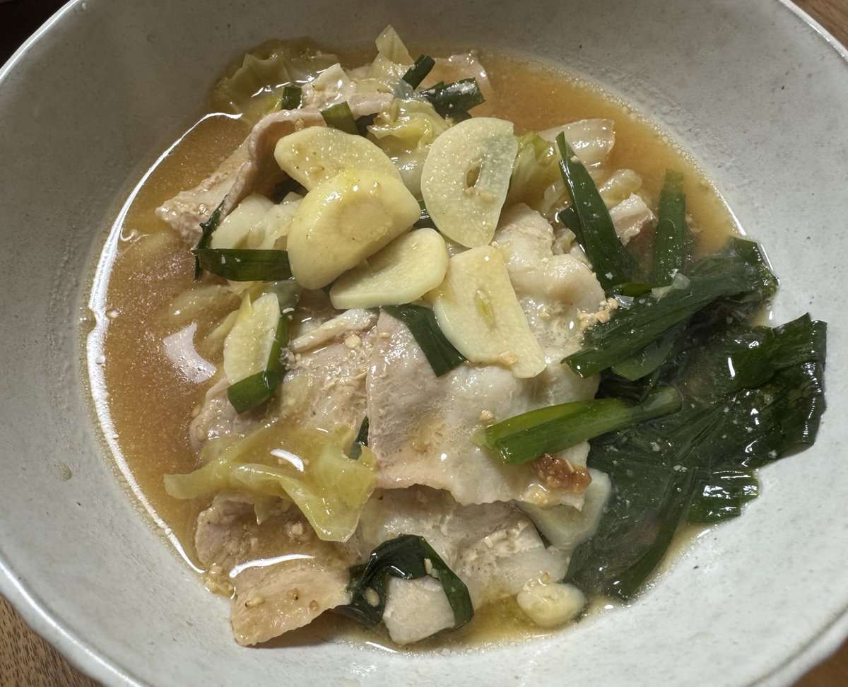 mainichi_kapi's tweet photo. 信じてるからな…ってやつがいっぱいおすすめに表示されて作りたくなり晩ご飯。
簡単で時間もかからずそして美味しかったです。味噌ニラニンニク豚バラで体もあったまってよい。
ごちそうさまでした！
＃おうちごはん
＃山本ゆりさん https://t.co/1AHypbWxiU