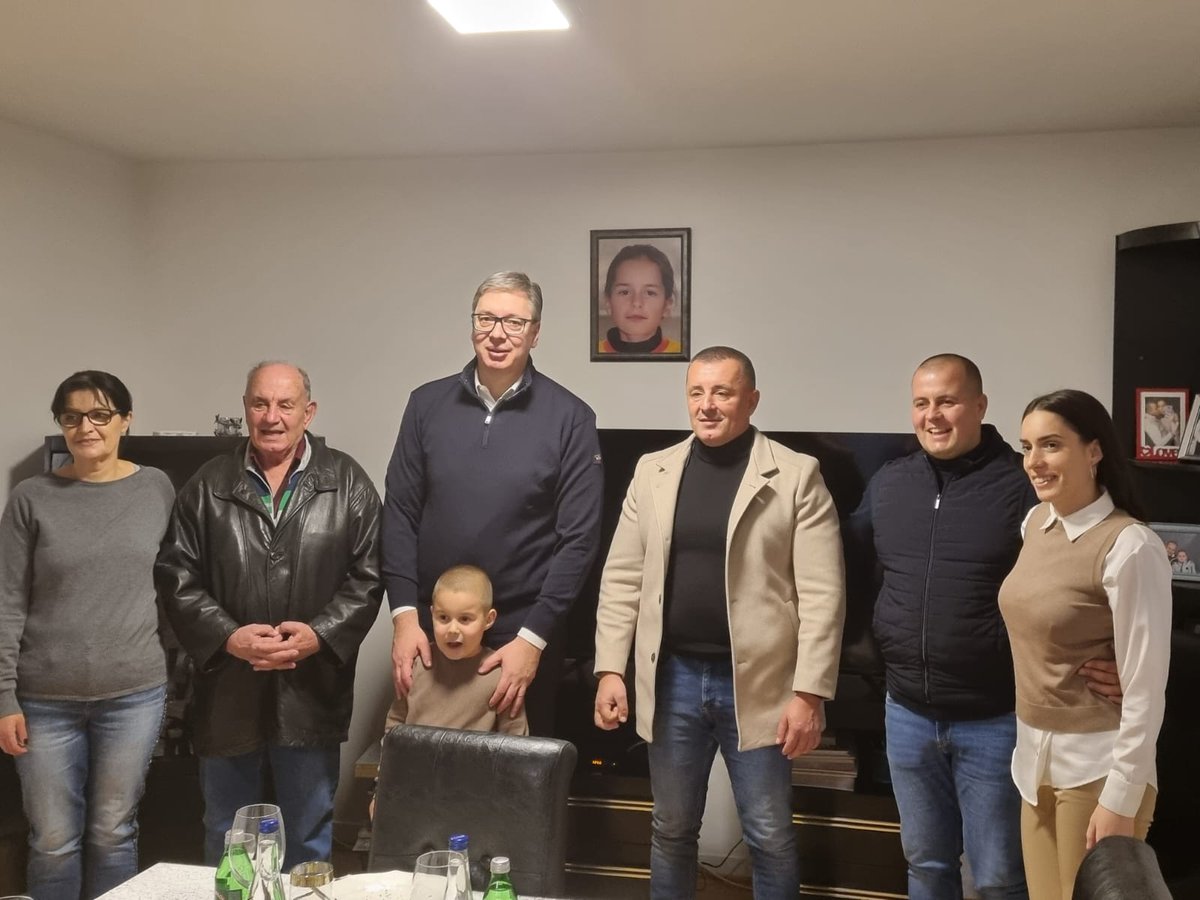 sns_srbija's tweet photo. Председник Републике Србије Александар Вучић @avucic изјавио је да је срећан кад посети вредне домаћине који неуморно раде на фармама и чије су целе породице укључене у процес призводње.
https://t.co/JKy8Efshch https://t.co/Z433uPbilp