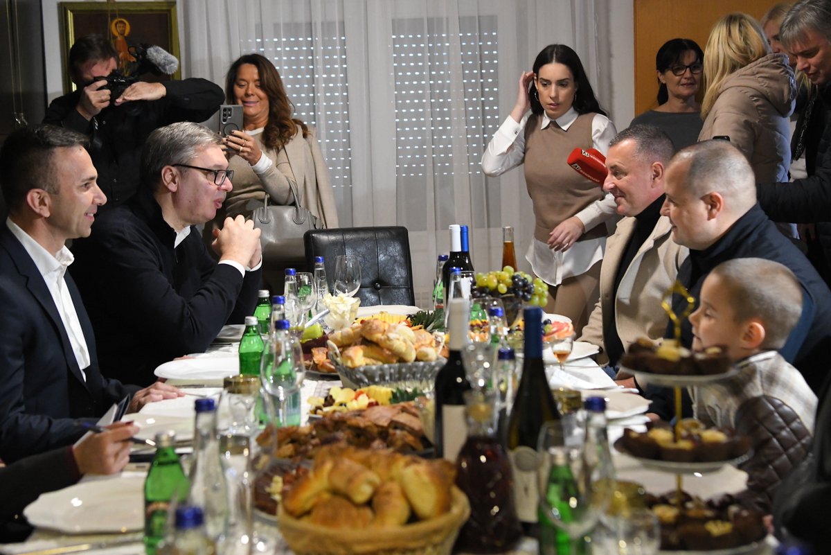 sns_srbija's tweet photo. Председник Републике Србије Александар Вучић @avucic изјавио је да је срећан кад посети вредне домаћине који неуморно раде на фармама и чије су целе породице укључене у процес призводње.
https://t.co/JKy8Efshch https://t.co/Z433uPbilp