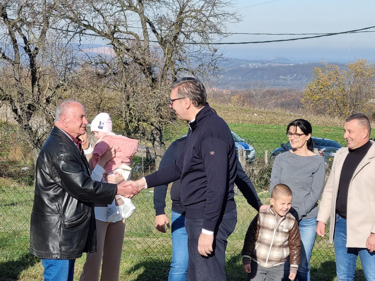 sns_srbija's tweet photo. Председник Републике Србије Александар Вучић @avucic изјавио је да је срећан кад посети вредне домаћине који неуморно раде на фармама и чије су целе породице укључене у процес призводње.
https://t.co/JKy8Efshch https://t.co/Z433uPbilp