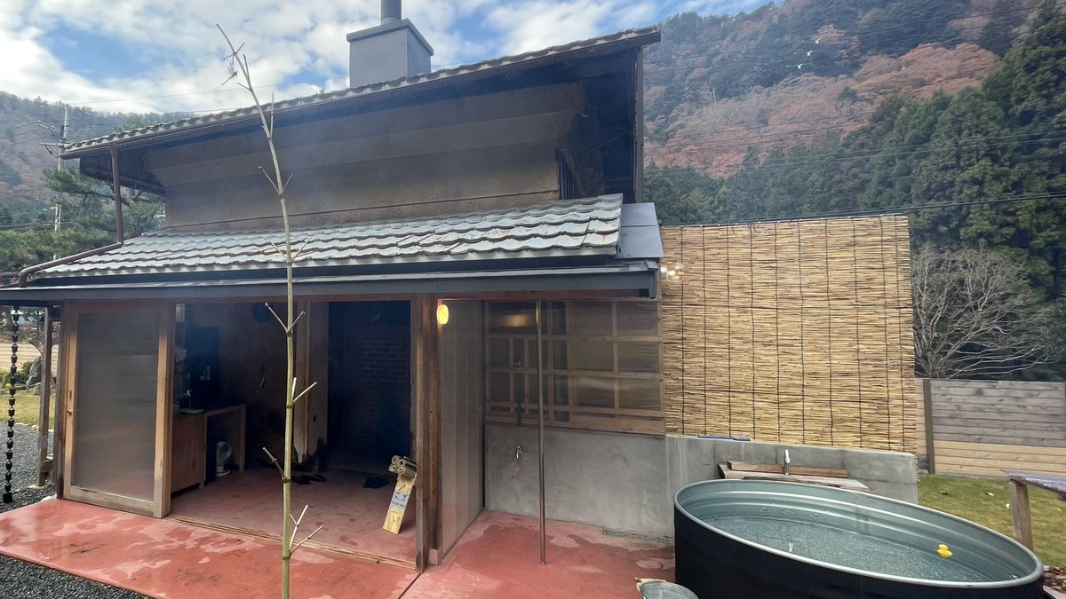 towadasauna's tweet photo. 京都の「Earthing MIYAMA」さんへ！

日本では珍しい蓄熱式ストーブのサウナを体験してきました！
サウナに入る時は、薪ストーブの火は消えており、蓄熱した石へのロウリュで温まります。
輻射熱のヒリヒリした感じがなく、蒸気を存分に楽しめます。

とても勉強になりました！ https://t.co/SkobZwMbfy