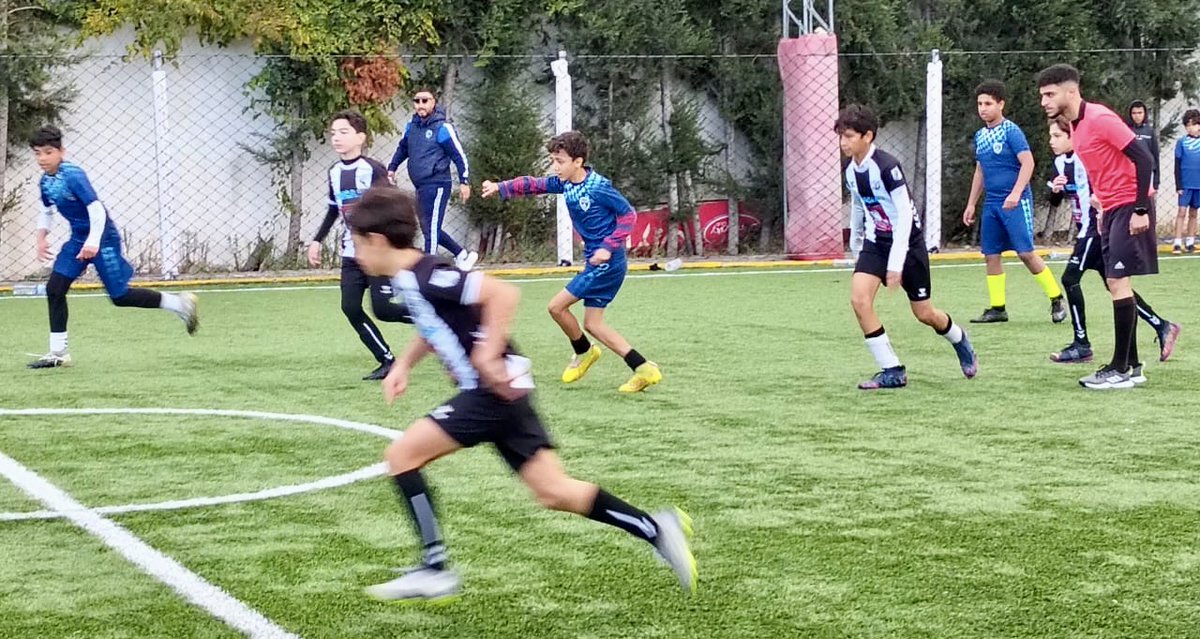 EmbajadaTunez's tweet photo. 🌍⚽ 5ᵉ édition du tournoi enfants ���Champions du Monde” : un week-end de passion!
🙏 Merci à notre partenaire @Olympysky_Academy pour l’accueil  🤝
👏 Bravo aux jeunes talents des clubs invités :
🏟️ Aouina · SAT · ASCNS
❤️ Merci aux parents, éducateurs et organisateurs! https://t.co/IWb8mxObp0