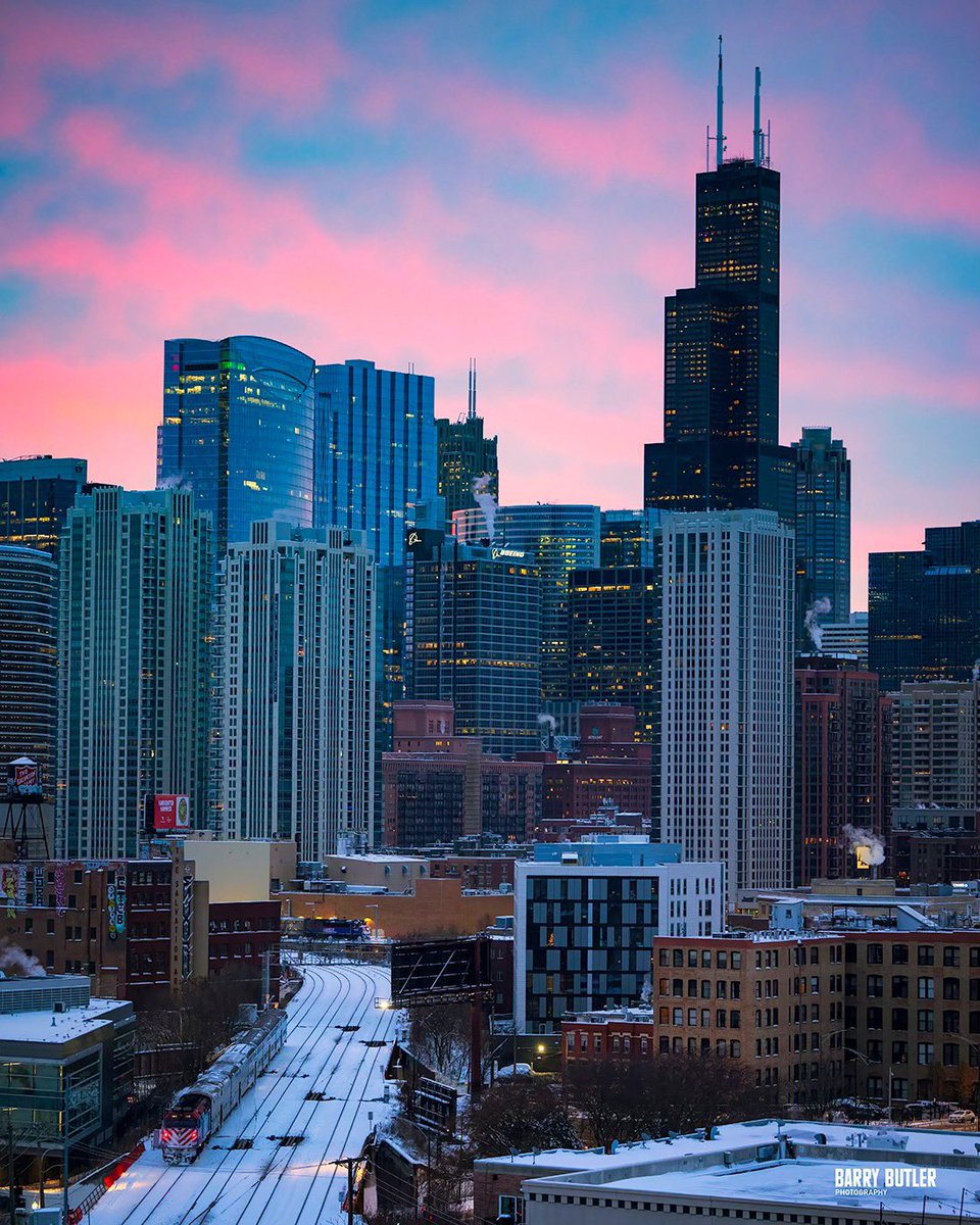 Welcome to December 2025!   This morning's first light to start off the workweek.  #weather #news #ilwx #chicago