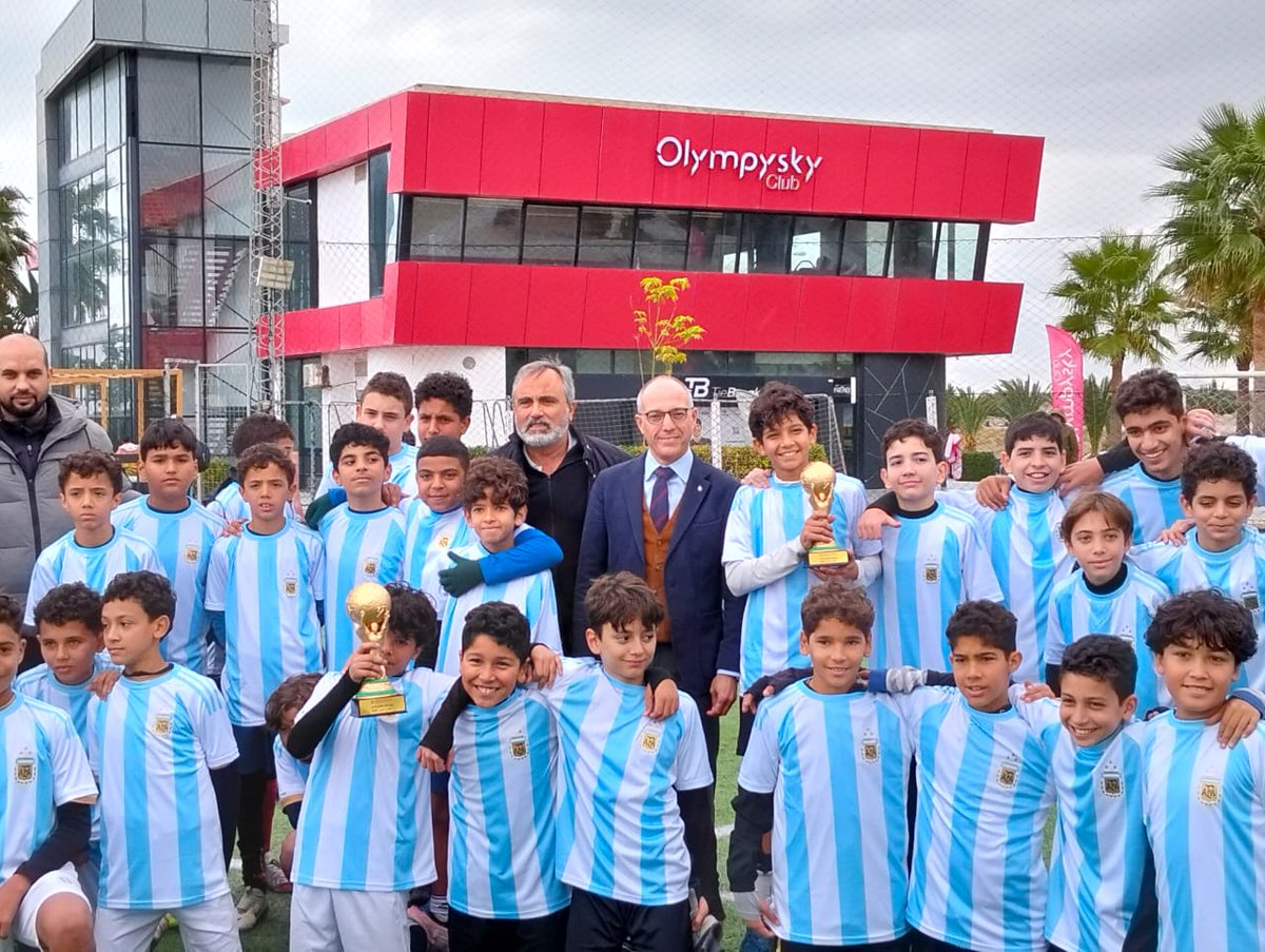 EmbajadaTunez's tweet photo. 🌍⚽ 5ᵉ édition du tournoi enfants ���Champions du Monde” : un week-end de passion!
🙏 Merci à notre partenaire @Olympysky_Academy pour l’accueil  🤝
👏 Bravo aux jeunes talents des clubs invités :
🏟️ Aouina · SAT · ASCNS
❤️ Merci aux parents, éducateurs et organisateurs! https://t.co/IWb8mxObp0