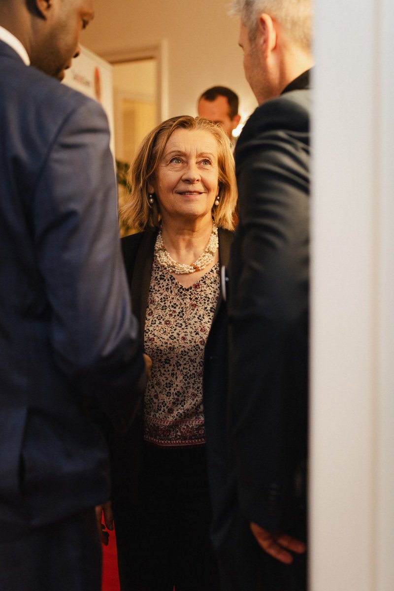 Hélène Conway-Mouret tweet media