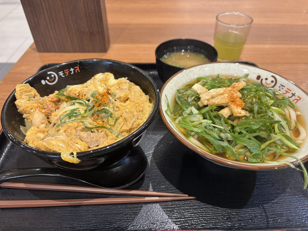 HRD1975's tweet photo. 今日の夕飯は草津SA
九条ネギうどんに近江鶏親子丼
モテナスポイントのクーポンがあったからホントは近江牛焼肉重が食いたかったけどまたの機会に
親子丼とうどんの組み合わせは鉄板w
美味かったですご馳走様でした！

 #草津SA 
 #浦の星麺友会 https://t.co/6YotPEKt3t