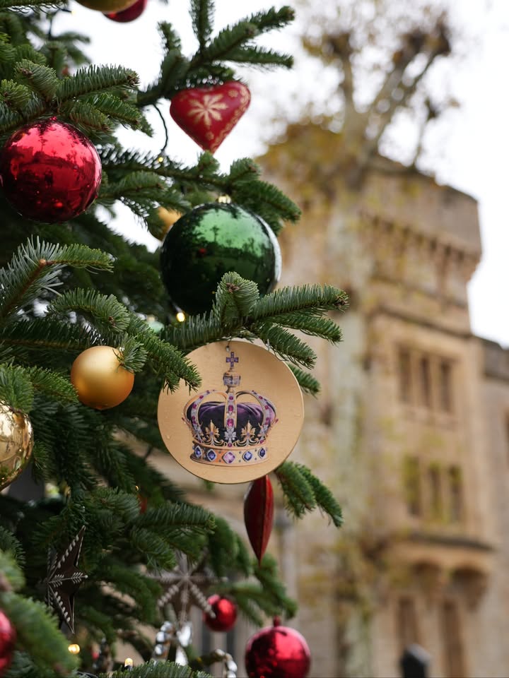 TowerOfLondon's tweet image. 🎄 Christmas at the Tower of London: A Storybook Adventure 📖

This winter, discover enchanting scenes of royal celebration, romance and adventure around our fortress 🏰

📆 Until 4 Jan 2026 (excl. 24-26 Dec &amp;amp; 1 Jan)
🎟️ Included in Tower admission 👉 bit.ly/44AS8ft