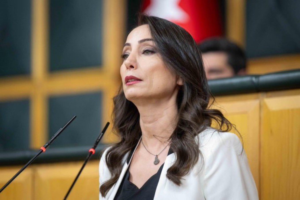 CHP’li Özgür Özel Dem Partililere, “Kimse Stockholm Sendromu’na kapılmasın, dün elinden zor kurtulduğu celladına aşık olmasın.” deyince Tülay Hatimoğulları, “Celladına aşık olmak metaforunun bizler için kullanılması en hafif tabiriyle akıl tutulmasıdır. DEM Parti olarak. Celladı