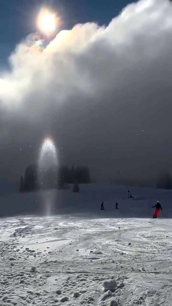 artindetails's tweet image. a rare sun candle caused by sunlight reflecting off countless tiny, flat ice crystals in the atmosphere