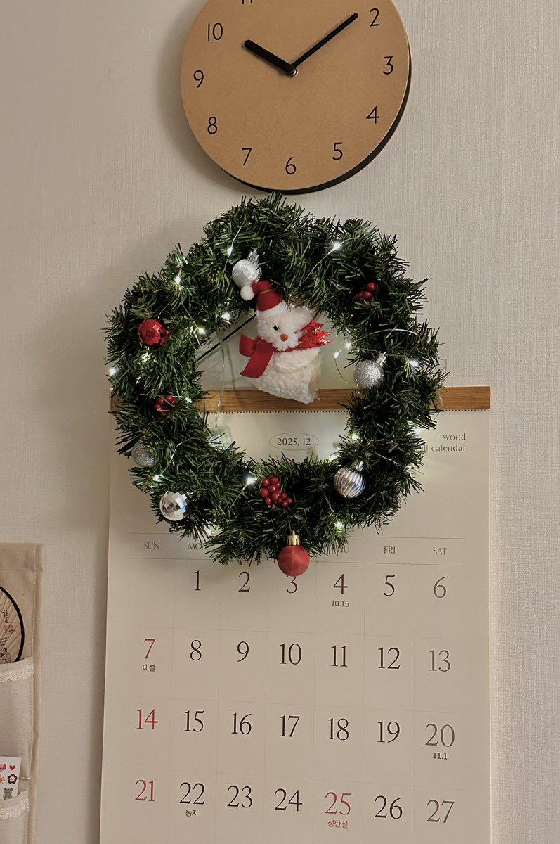 minisunnyroom's tweet photo. 12월 되자마자 벌써 크리스마스🎄
오늘 폿(@plant_objet_tip) 팝업 구경가면서 사온 리스도 걸어주고.. 더현대서울도 엄청 구경다녔다
볼 거 넘 많아서 다리 터질 때까지 걸어댕김 헤헤 https://t.co/52gON9eFi7