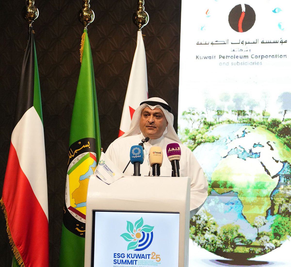 أكد سعادة الأمين العام المهندس جمال عيسى اللوغاني على أهمية تبني نهج عادل ومتوازن في مزيج الطاقة العالمي، يراعي حماية البيئة ويضمن في الوقت ذاته استقرار أسواق الطاقة وأمن الإمدادات العالمية.

جاء ذلك خلال كلمته في الجلسة الافتتاحية لمؤتمر قمة الكويت للحوكمة البيئية والمجتمعية