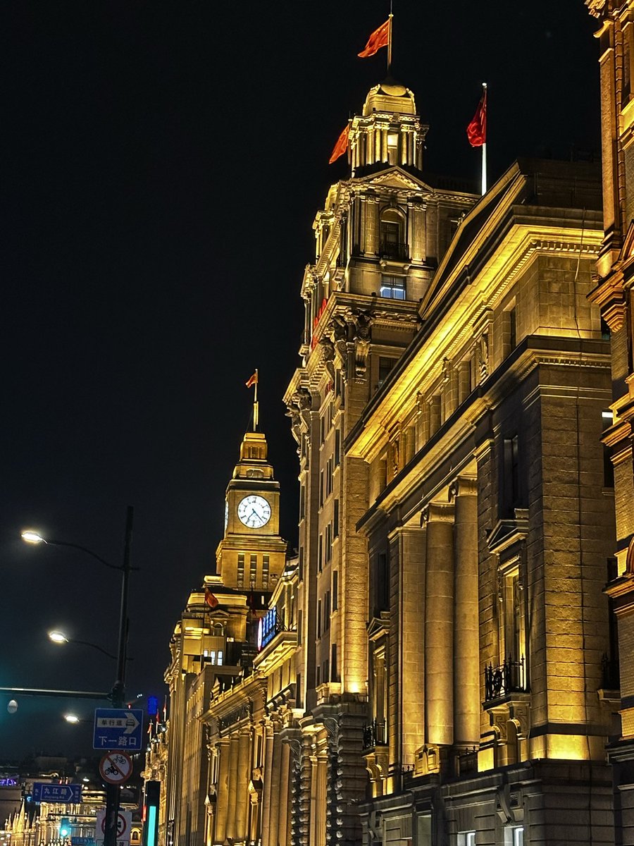 赫曼•赫塞

冬天會週而復始
該相逢的人會再相逢所以我們不必總惦記遺憾而是要學會期待世界也越來越美了
我獨自一人卻很自在我別無所求
只想被陽光曬透
從此以後
我們再也沒有相逢被妳改變的那部分我
會代替妳
永遠陪伴我