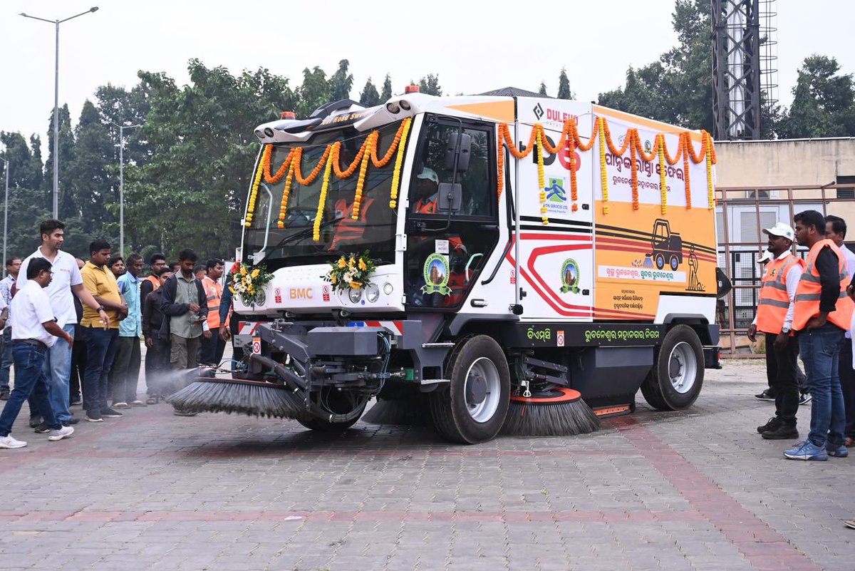 bmcbbsr's tweet image. ଭୁବନେଶ୍ୱରକୁ ସ୍ୱଚ୍ଛ, ସବୁଜ ସୁନ୍ଦର କରିବା ପାଇଁ ବିଏମ୍ ସିର ଆଉ ଏକ ପ୍ରୟାସ 
ଭୁବନେଶ୍ୱରର ପ୍ରମୁଖ ସଡକଗୁଡିକ ହେବ ଯାନ୍ତ୍ରିକ ସଫେଇ । 6 ଗୋଟି ନୂତନ ଯାନ୍ତ୍ରିକ ସଫେଇ ଯାନର ଶୁଭାରମ୍ଭ କଲେ ଗୃହ ନିର୍ମାଣ ଓ ନଗର ଉନ୍ନୟନ, ସାଧାରଣ ଉଦ୍ୟୋଗ ମନ୍ତ୍ରୀ ଡା. କୃଷ୍ଣଚନ୍ଦ୍ର ମହାପାତ୍ର @dr_kcmahapatra । ଏହି 6 ଗୋଟି ଗାଡି ଦ୍ୱାରା ହେବ…
