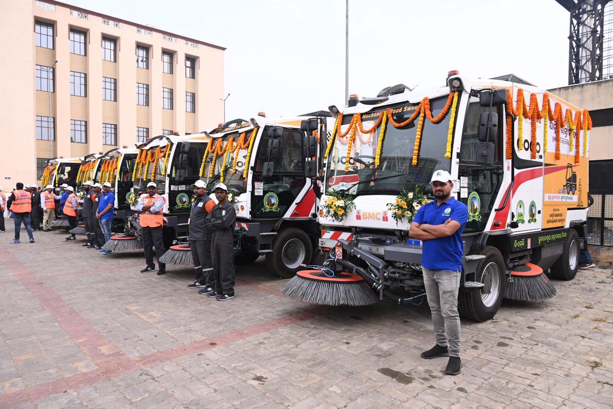 bmcbbsr's tweet image. ଭୁବନେଶ୍ୱରକୁ ସ୍ୱଚ୍ଛ, ସବୁଜ ସୁନ୍ଦର କରିବା ପାଇଁ ବିଏମ୍ ସିର ଆଉ ଏକ ପ୍ରୟାସ 
ଭୁବନେଶ୍ୱରର ପ୍ରମୁଖ ସଡକଗୁଡିକ ହେବ ଯାନ୍ତ୍ରିକ ସଫେଇ । 6 ଗୋଟି ନୂତନ ଯାନ୍ତ୍ରିକ ସଫେଇ ଯାନର ଶୁଭାରମ୍ଭ କଲେ ଗୃହ ନିର୍ମାଣ ଓ ନଗର ଉନ୍ନୟନ, ସାଧାରଣ ଉଦ୍ୟୋଗ ମନ୍ତ୍ରୀ ଡା. କୃଷ୍ଣଚନ୍ଦ୍ର ମହାପାତ୍ର @dr_kcmahapatra । ଏହି 6 ଗୋଟି ଗାଡି ଦ୍ୱାରା ହେବ…
