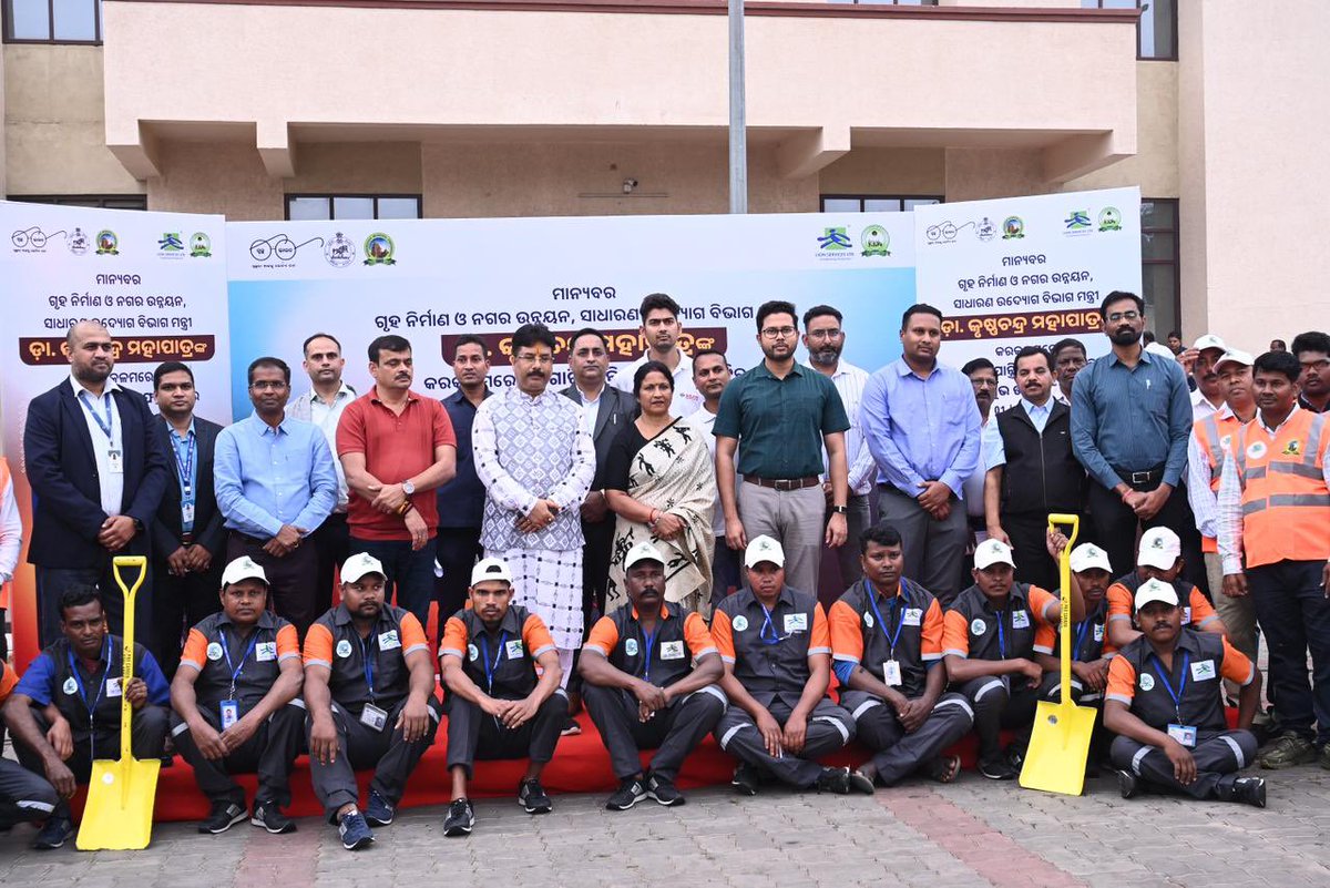 bmcbbsr's tweet image. ଭୁବନେଶ୍ୱରକୁ ସ୍ୱଚ୍ଛ, ସବୁଜ ସୁନ୍ଦର କରିବା ପାଇଁ ବିଏମ୍ ସିର ଆଉ ଏକ ପ୍ରୟାସ 
ଭୁବନେଶ୍ୱରର ପ୍ରମୁଖ ସଡକଗୁଡିକ ହେବ ଯାନ୍ତ୍ରିକ ସଫେଇ । 6 ଗୋଟି ନୂତନ ଯାନ୍ତ୍ରିକ ସଫେଇ ଯାନର ଶୁଭାରମ୍ଭ କଲେ ଗୃହ ନିର୍ମାଣ ଓ ନଗର ଉନ୍ନୟନ, ସାଧାରଣ ଉଦ୍ୟୋଗ ମନ୍ତ୍ରୀ ଡା. କୃଷ୍ଣଚନ୍ଦ୍ର ମହାପାତ୍ର @dr_kcmahapatra । ଏହି 6 ଗୋଟି ଗାଡି ଦ୍ୱାରା ହେବ…