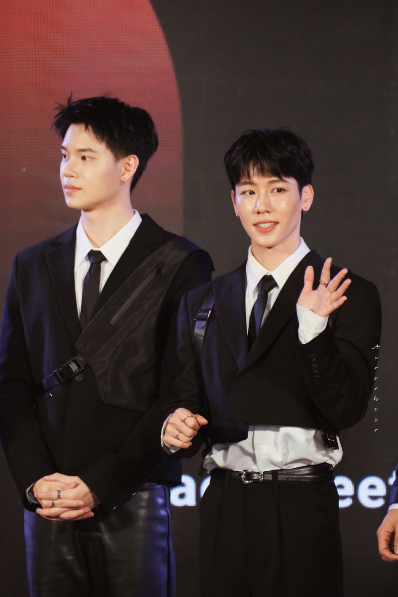 Airorheir's tweet image. คุณตำรวจ และ ยัยเธอขาของเขา ✨🤍

, เหมือน พา คุณแฟน มาออกงานสังคมอะ 

#PraewMeetAndReadxที่รักสารวัตรเธียร์ 
PoliceInLove Praew SiamParagon
#warwanarat @warwanarat 
#yinyin_anw @yinyin_anw
#หยิ่นวอร์