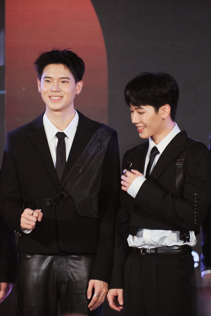 Airorheir's tweet image. คุณตำรวจ และ ยัยเธอขาของเขา ✨🤍

, เหมือน พา คุณแฟน มาออกงานสังคมอะ 

#PraewMeetAndReadxที่รักสารวัตรเธียร์ 
PoliceInLove Praew SiamParagon
#warwanarat @warwanarat 
#yinyin_anw @yinyin_anw
#หยิ่นวอร์