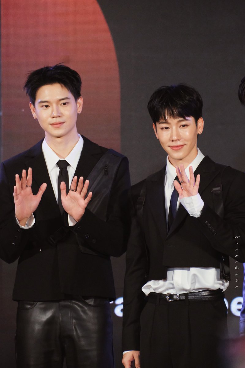 Airorheir's tweet image. คุณตำรวจ และ ยัยเธอขาของเขา ✨🤍

, เหมือน พา คุณแฟน มาออกงานสังคมอะ 

#PraewMeetAndReadxที่รักสารวัตรเธียร์ 
PoliceInLove Praew SiamParagon
#warwanarat @warwanarat 
#yinyin_anw @yinyin_anw
#หยิ่นวอร์