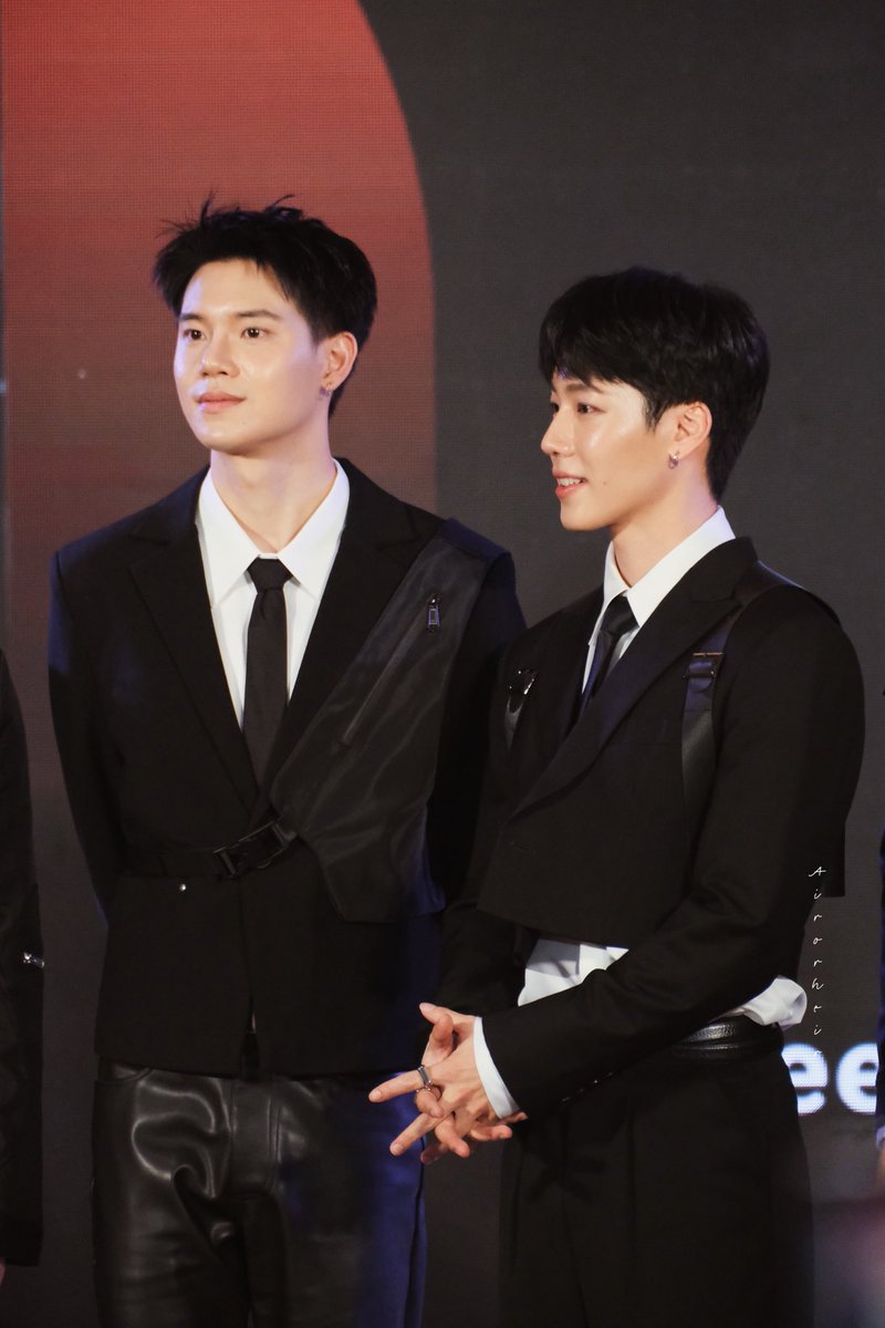 Airorheir's tweet image. คุณตำรวจ และ ยัยเธอขาของเขา ✨🤍

, เหมือน พา คุณแฟน มาออกงานสังคมอะ 

#PraewMeetAndReadxที่รักสารวัตรเธียร์ 
PoliceInLove Praew SiamParagon
#warwanarat @warwanarat 
#yinyin_anw @yinyin_anw
#หยิ่นวอร์